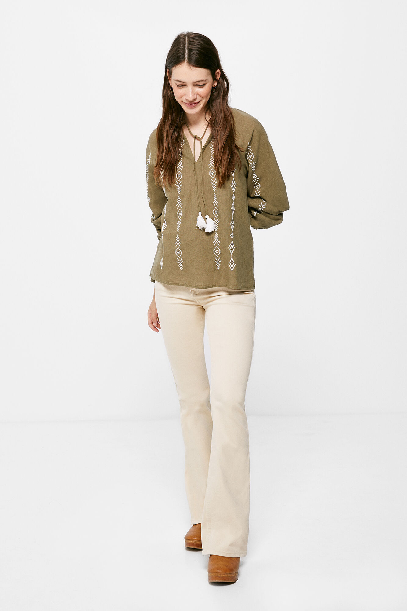 Blusa volumosa bordada