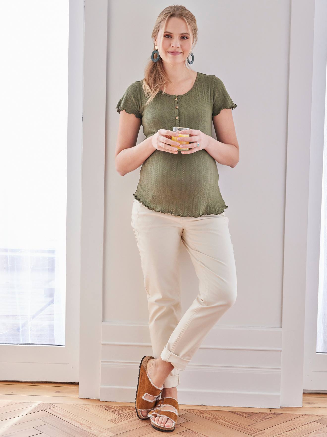 Blusa de malha pointelle cor oliva, ideal para gestantes e lactantes.