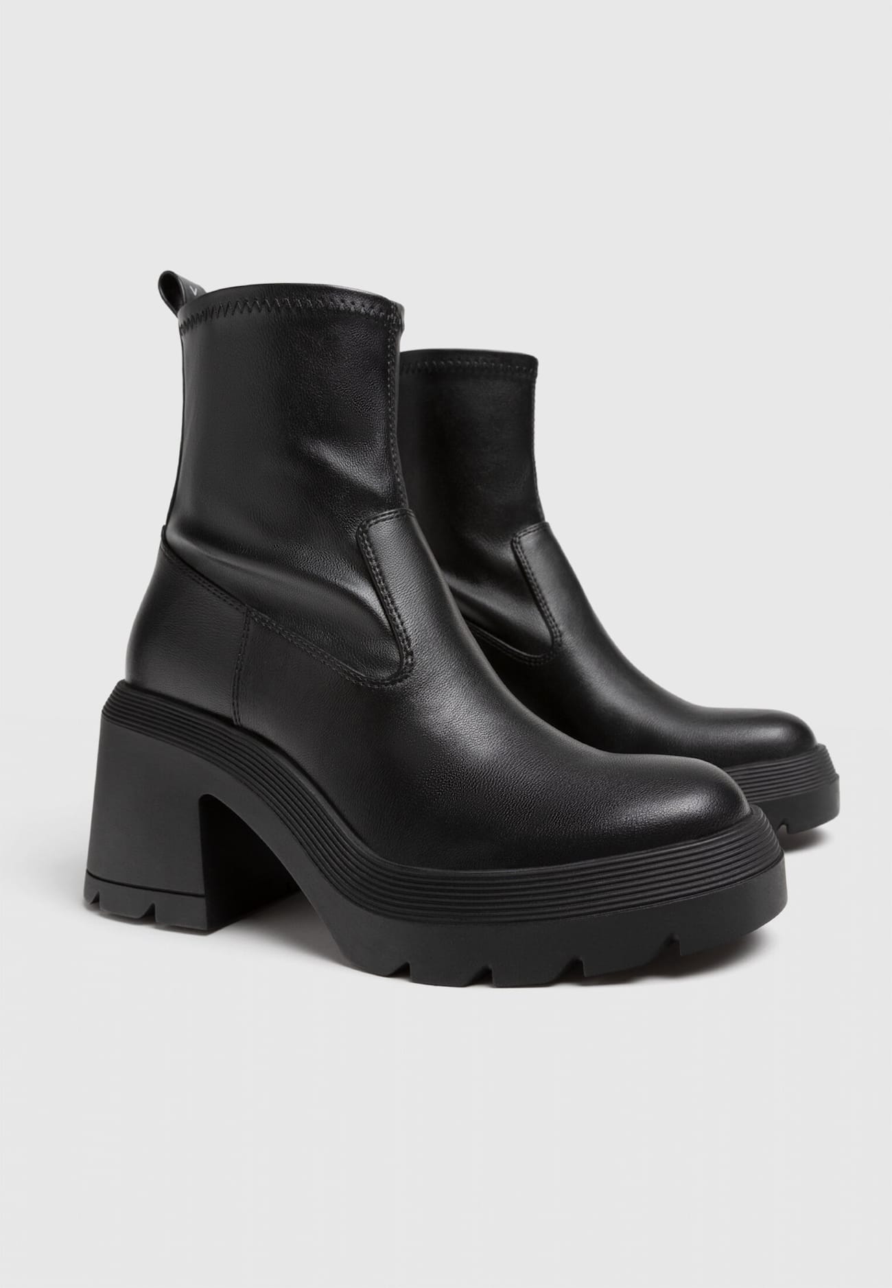 Botas de cano curto com plataforma e salto alto