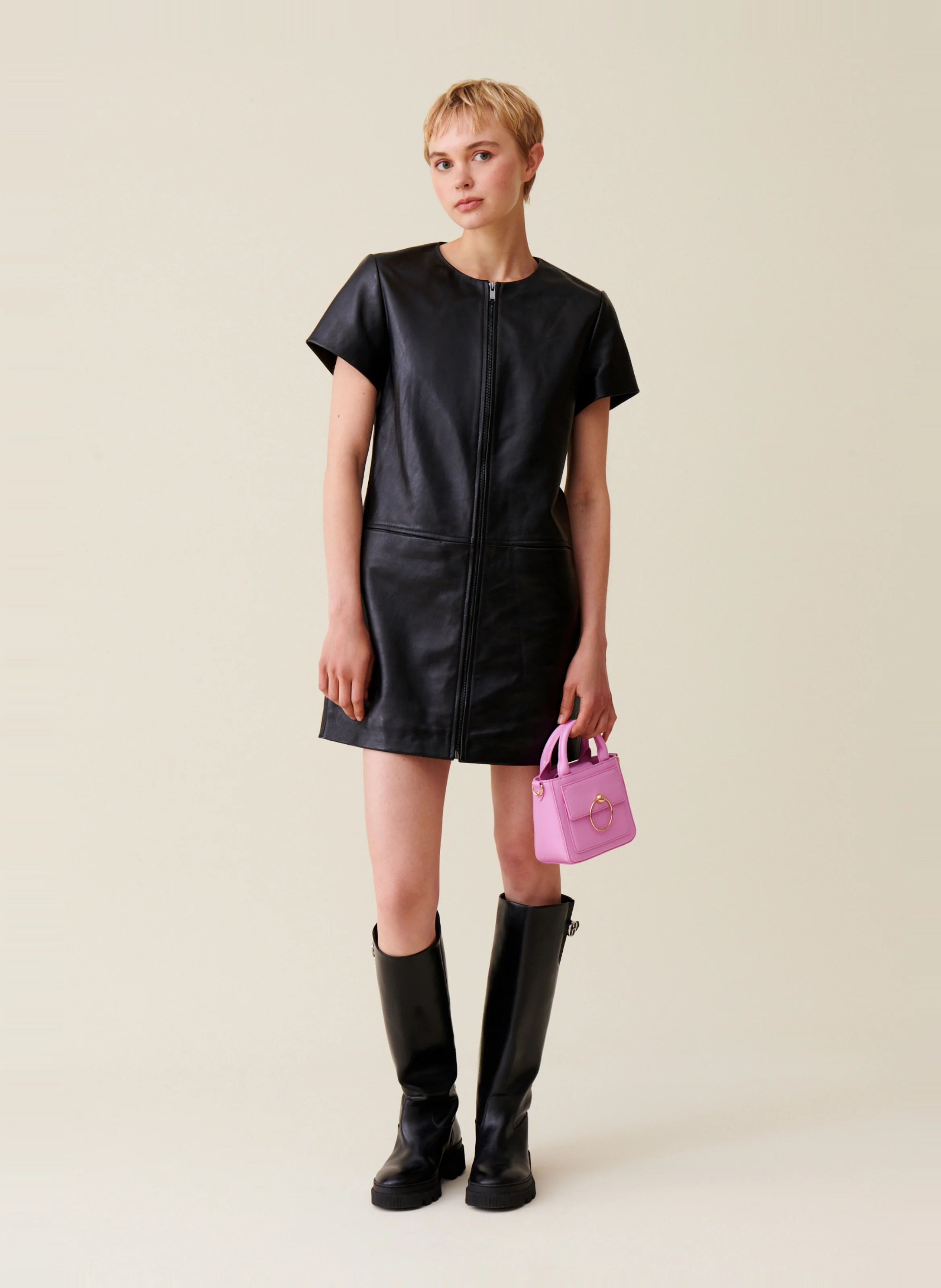 Robe courte zippée en cuir | Noir