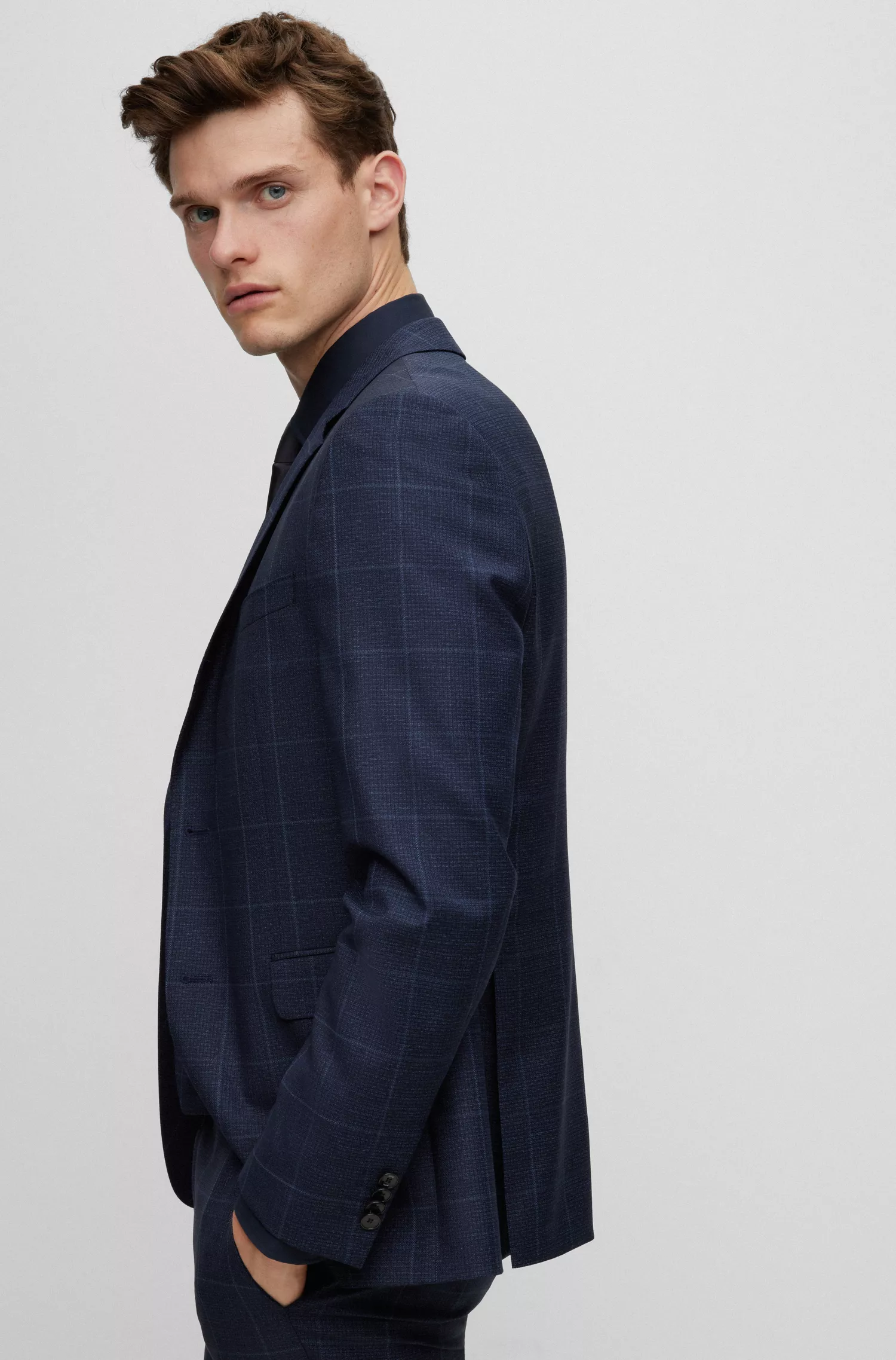 Terno BOSS preto de três peças, extra slim fit, em lã virgem.
