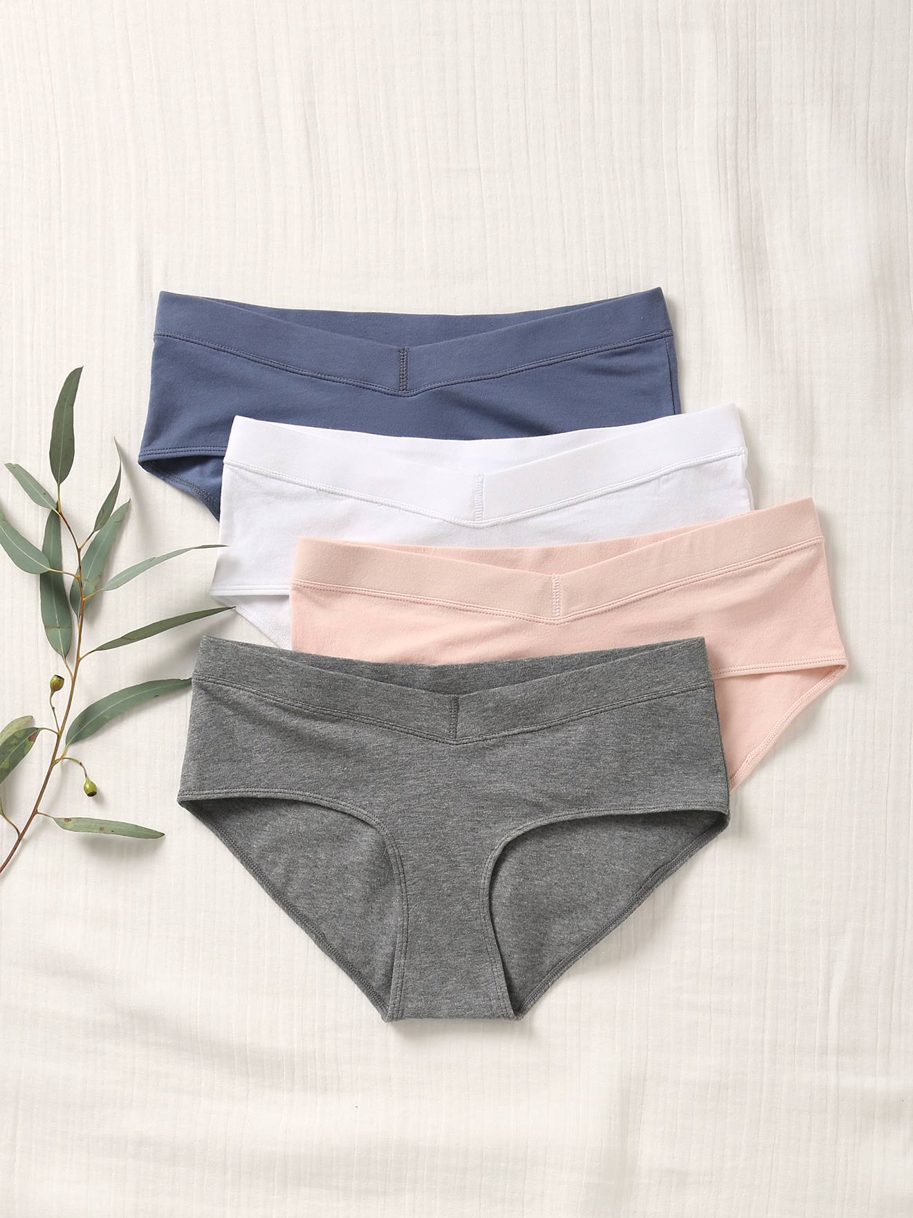 Pacote com 4 shorts de maternidade lisos, em algodão orgânico branco claro.