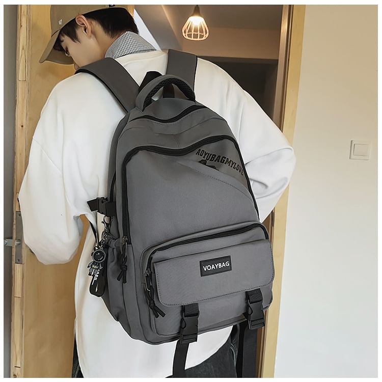 EAVALURE - Set: Rugzak van effen nylon met gesp en letters + tasbedel