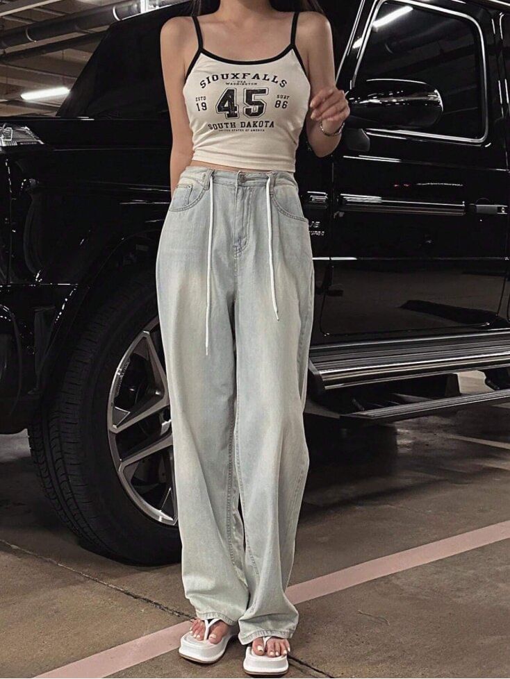 Rosesand - Contrasterende lettersprint, slim-fit crop top
