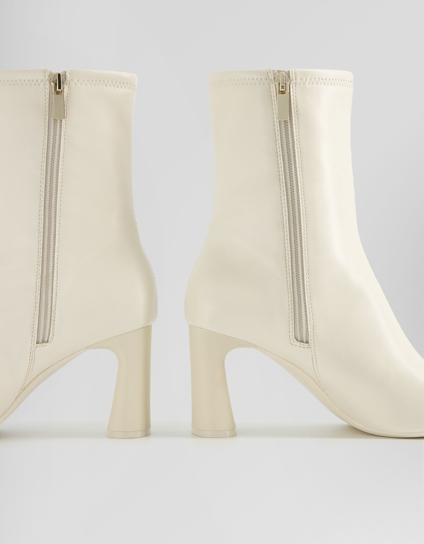 Botas de cano curto com salto médio ajustado