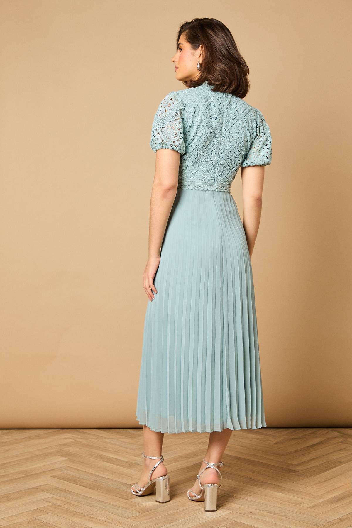 Oasis Robe Mi-Longue Plissée à Manches Bouffantes en Dentelle