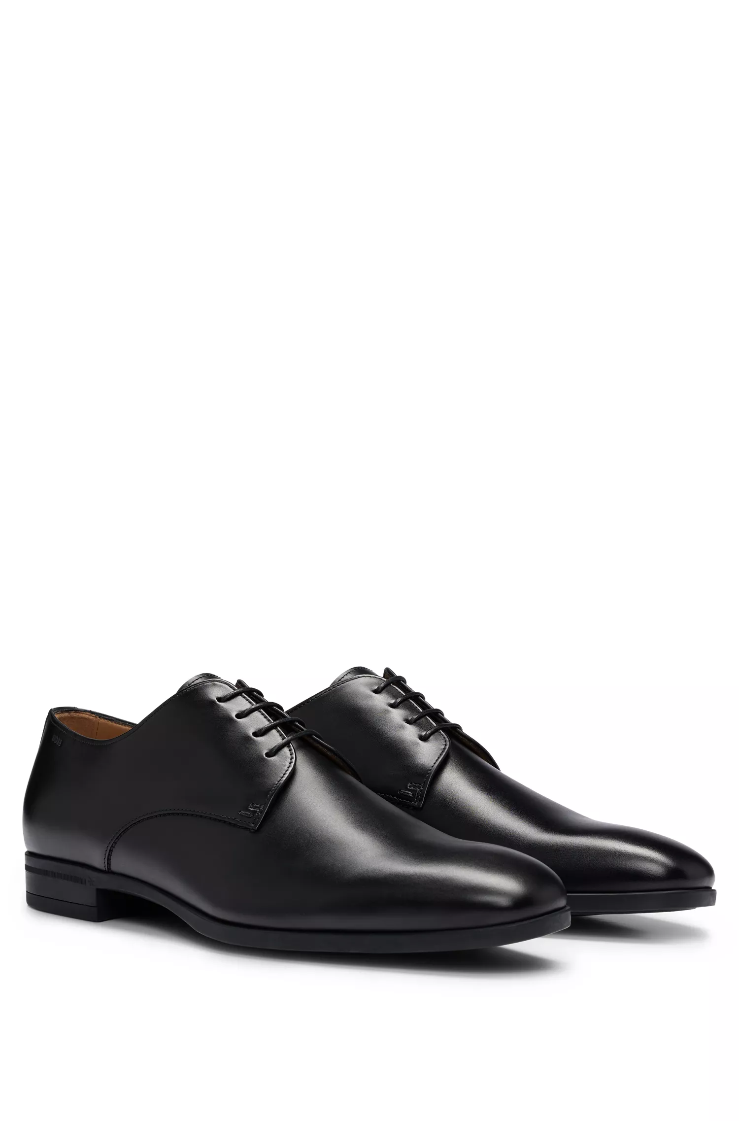 Sapatos Derby BOSS em couro preto com sola de borracha