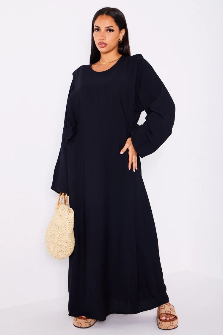 Robe noire à empiècement noué sur les côtés