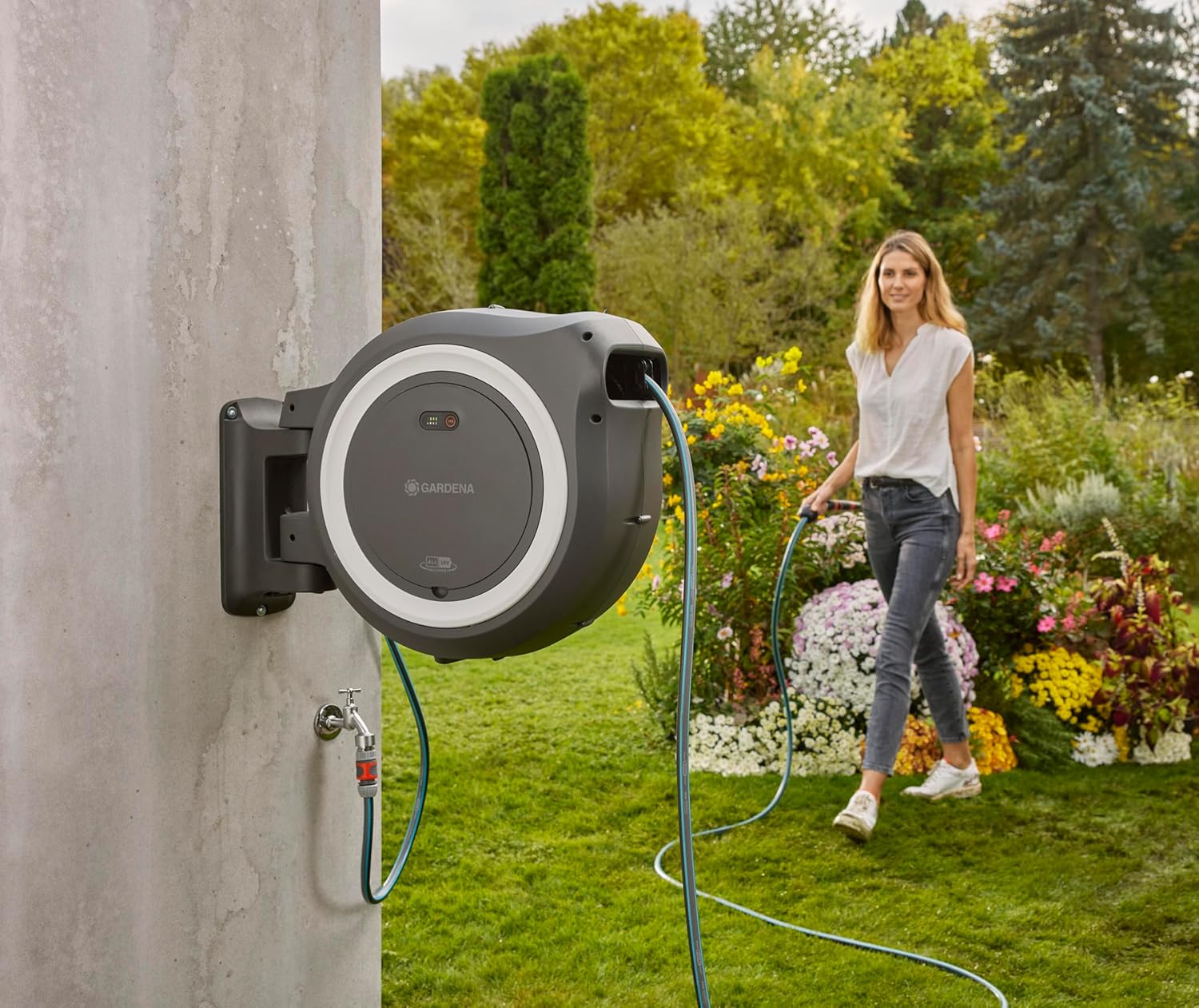 Gardena Akku-Wand-Schlauchbox PowerRoll XL Ready-to-use-Set: Automatischer Schlauchaufroller mit 35 m Gartenschlauch, Schlauchführung und RollControll, Komplett-Set mit Akku (18642-20)