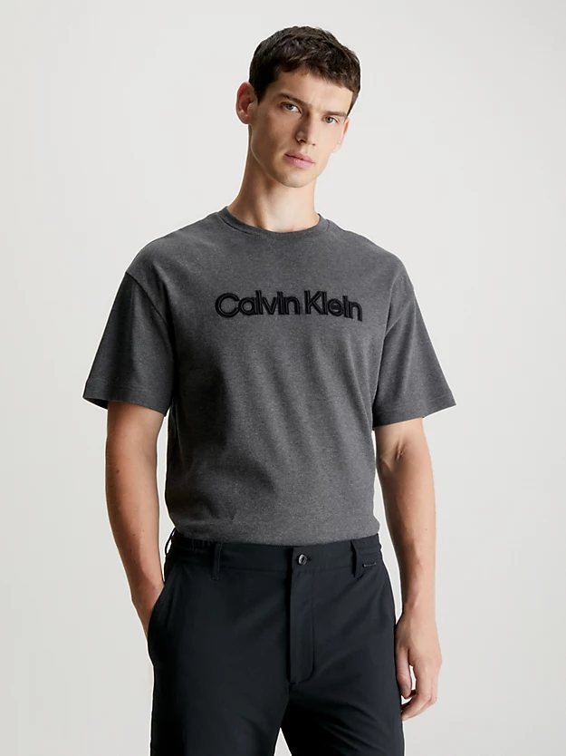 Camiseta com logotipo bordado