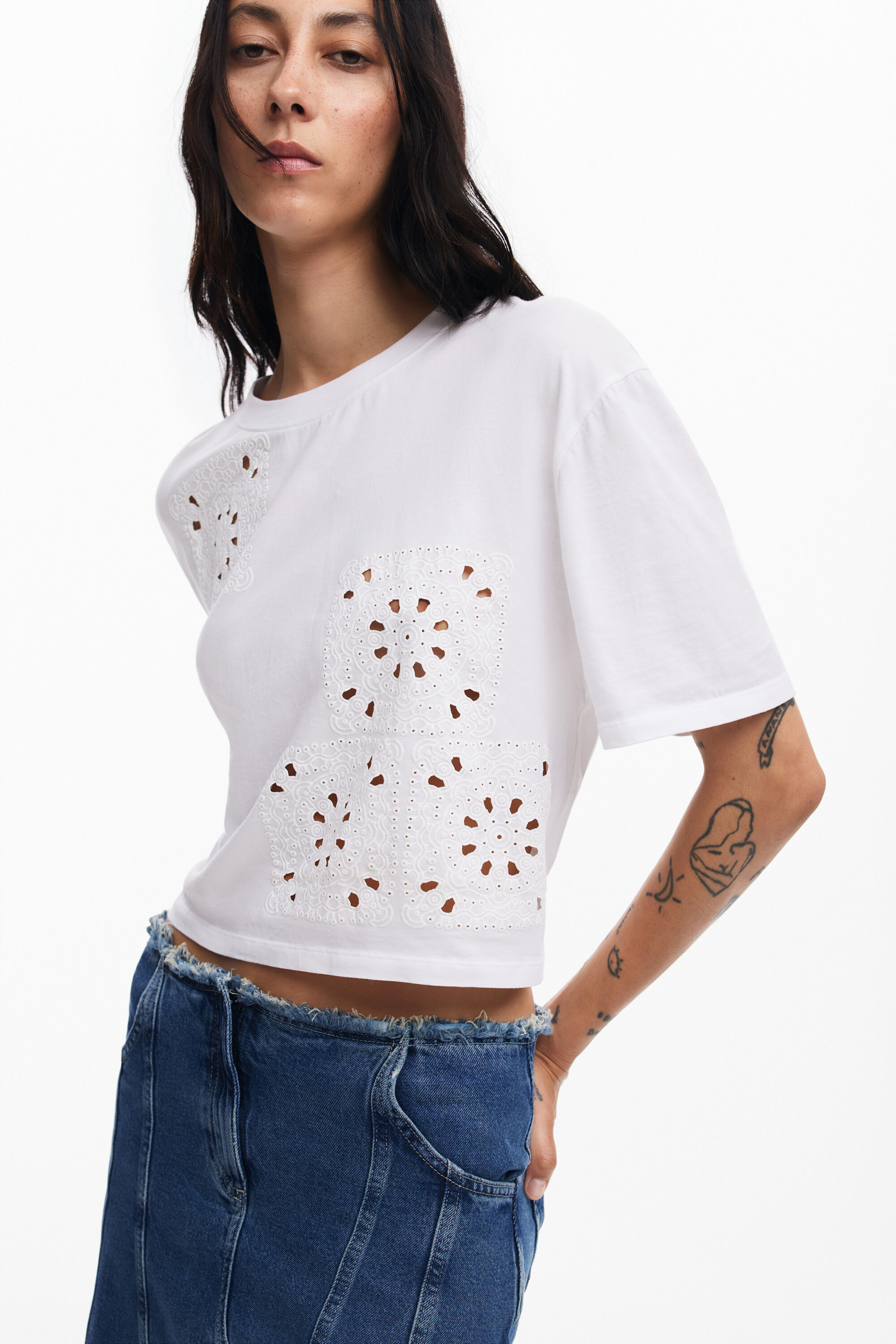 Camiseta lisa com detalhes