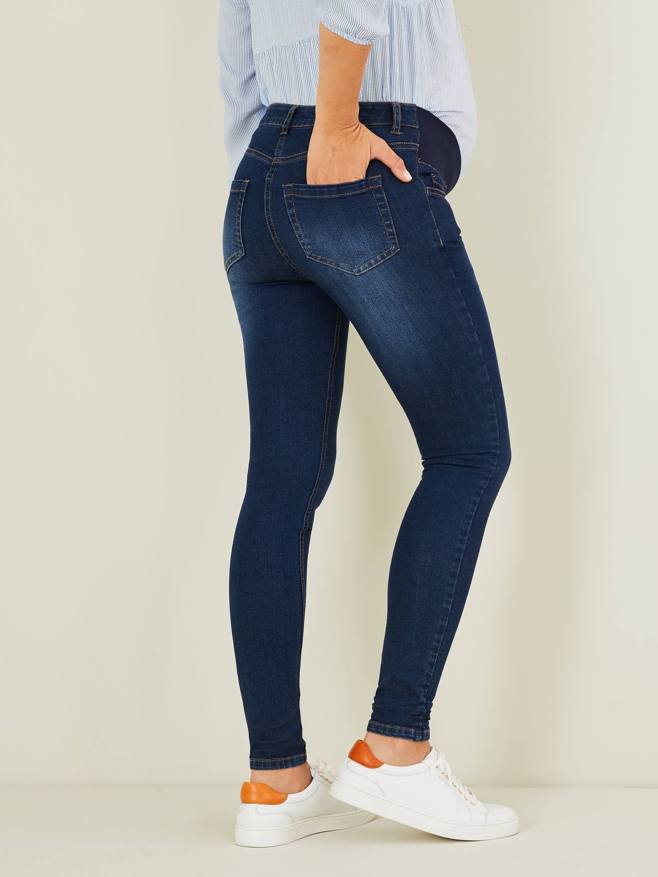 Calça jeans skinny de gestante com cintura baixa, lisa, azul escuro.