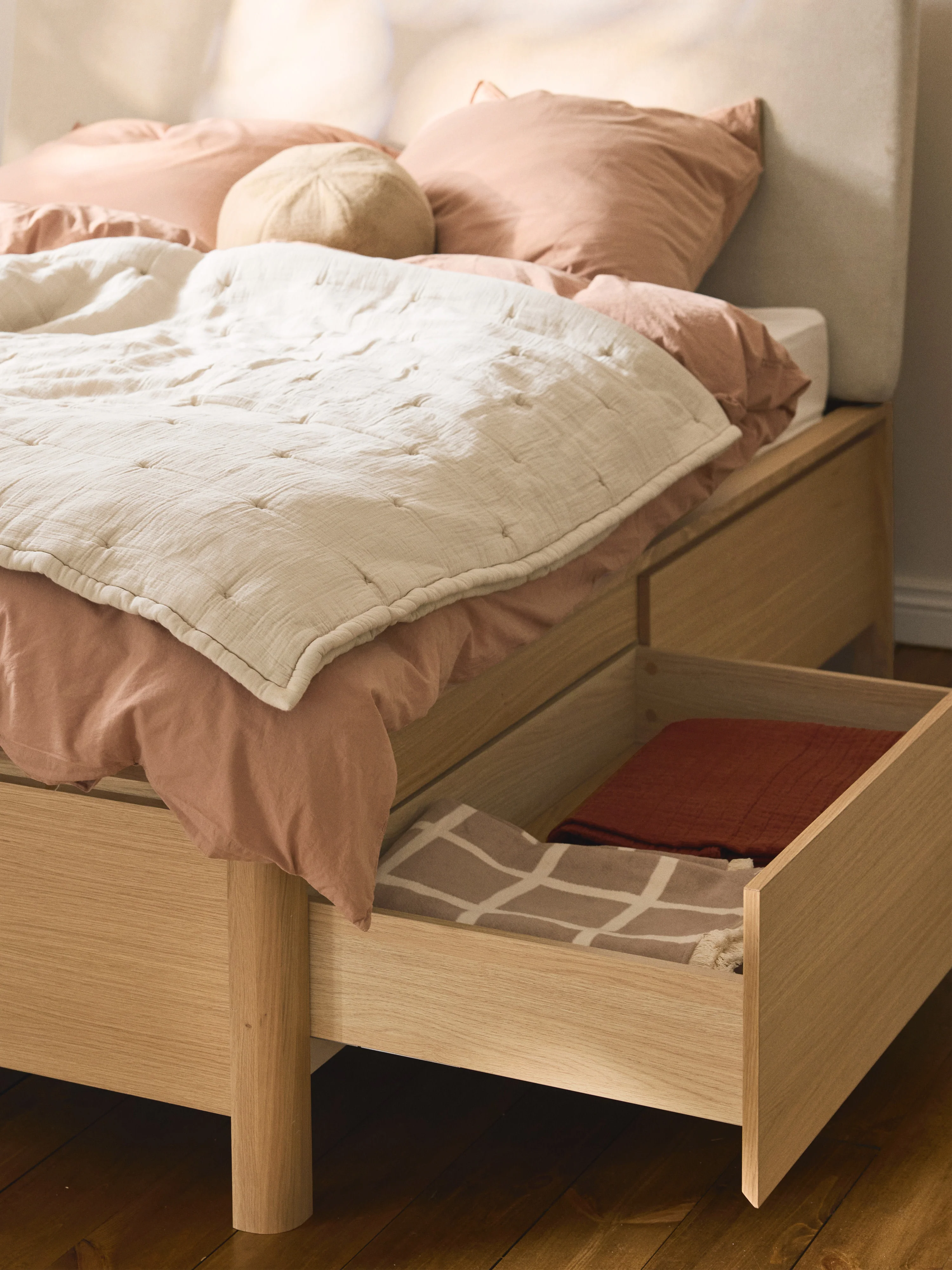 Houten bedframe Santiago met gestoffeerd hoofdeinde en lades