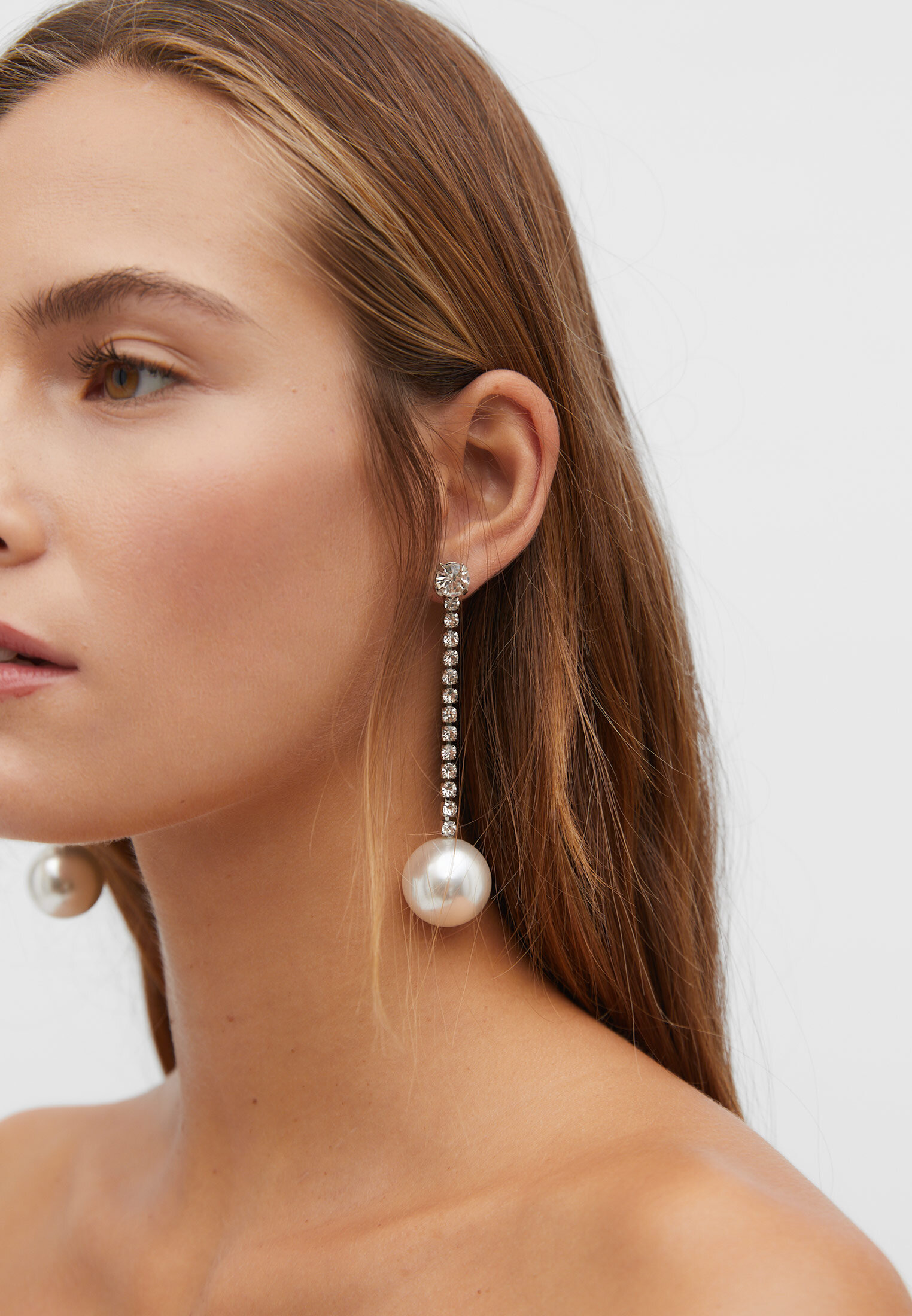 Brincos de corrente com strass e pérolas artificiais