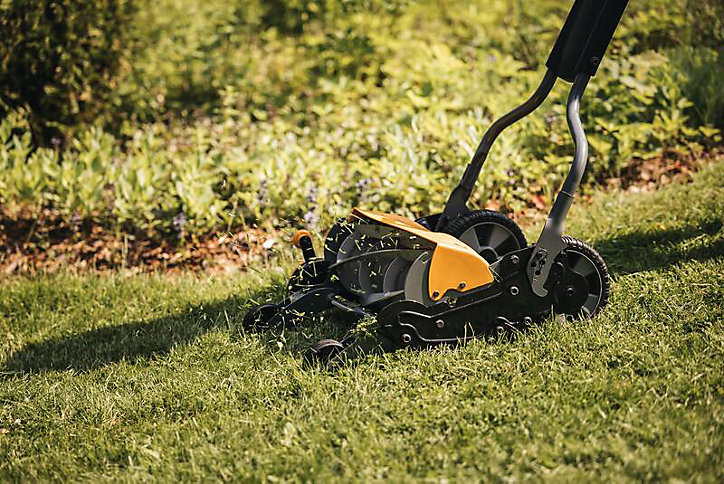Tondeuse à gazon manuelle StaySharp Fiskars