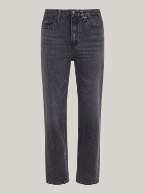Calça jeans clássica de cintura alta e corte reto.