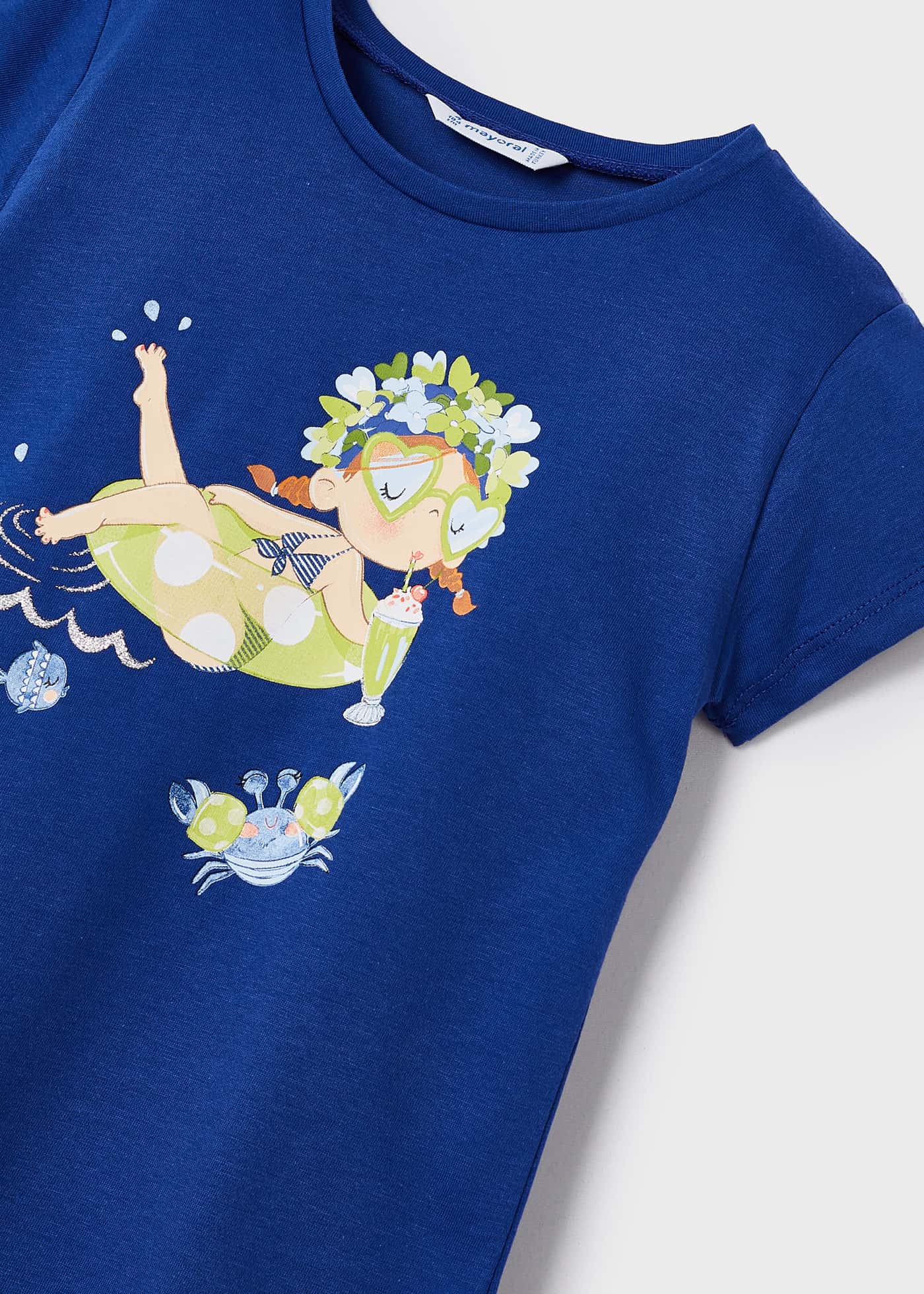 Camiseta feminina com estampa sustentável em algodão.