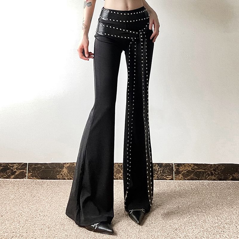 Sosana - Slim-fit bootcut broek met lage taille, accentuerende studs en riem