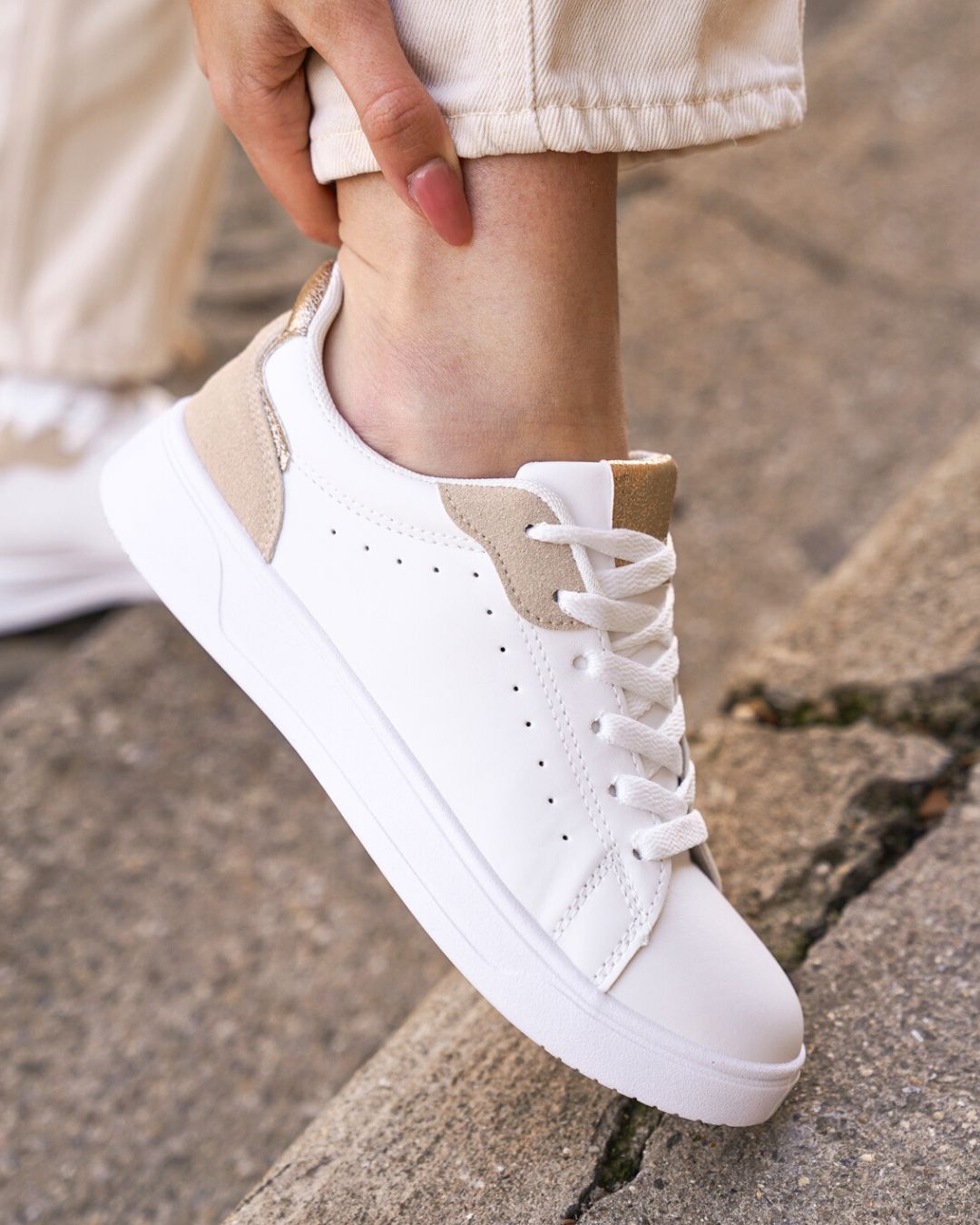 Basket femme blanche beige et dorée à lacets - Bintou