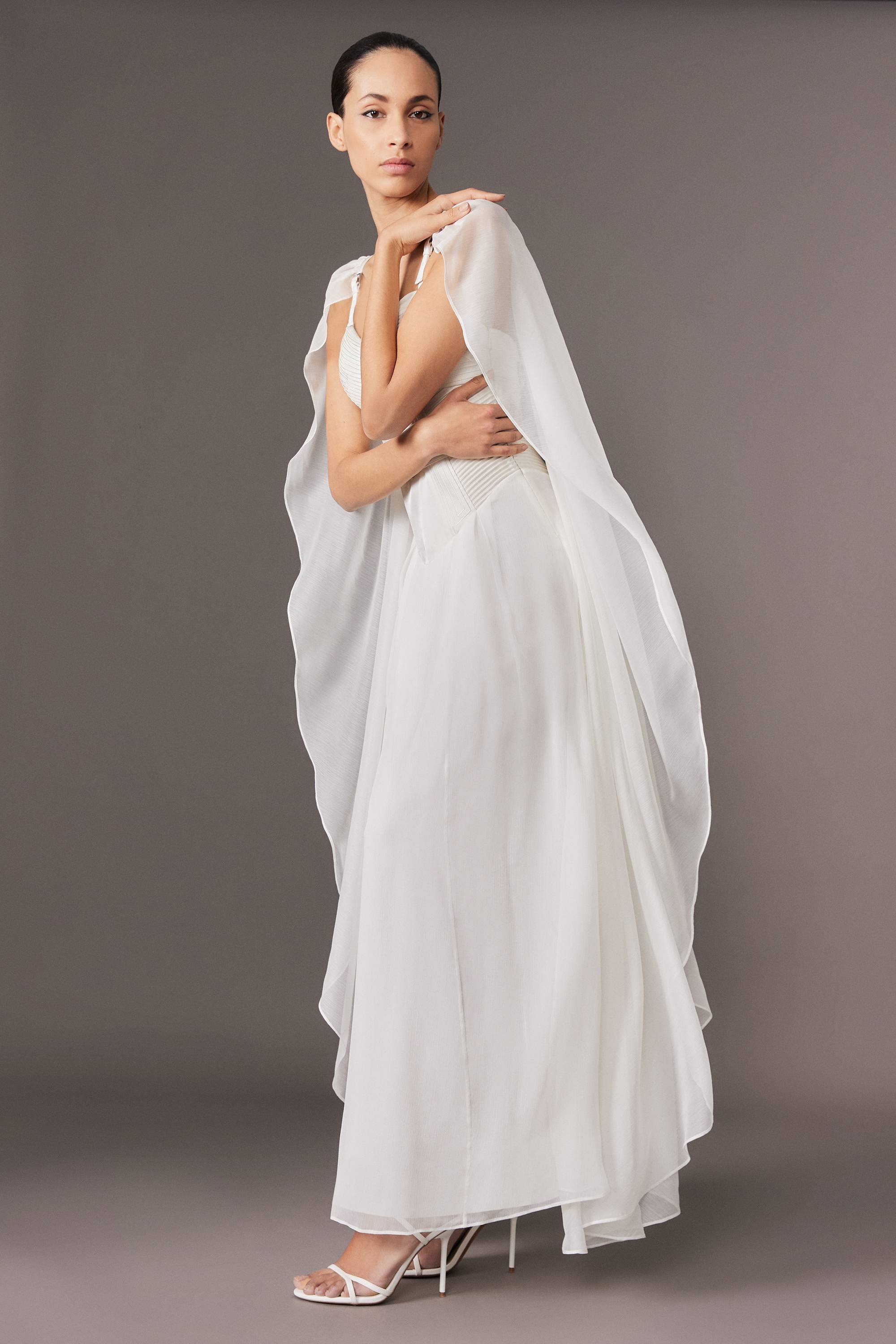 KarenMillen Collection Archive - Robe maxi tissée en géorgette avec détails de corset et cape
