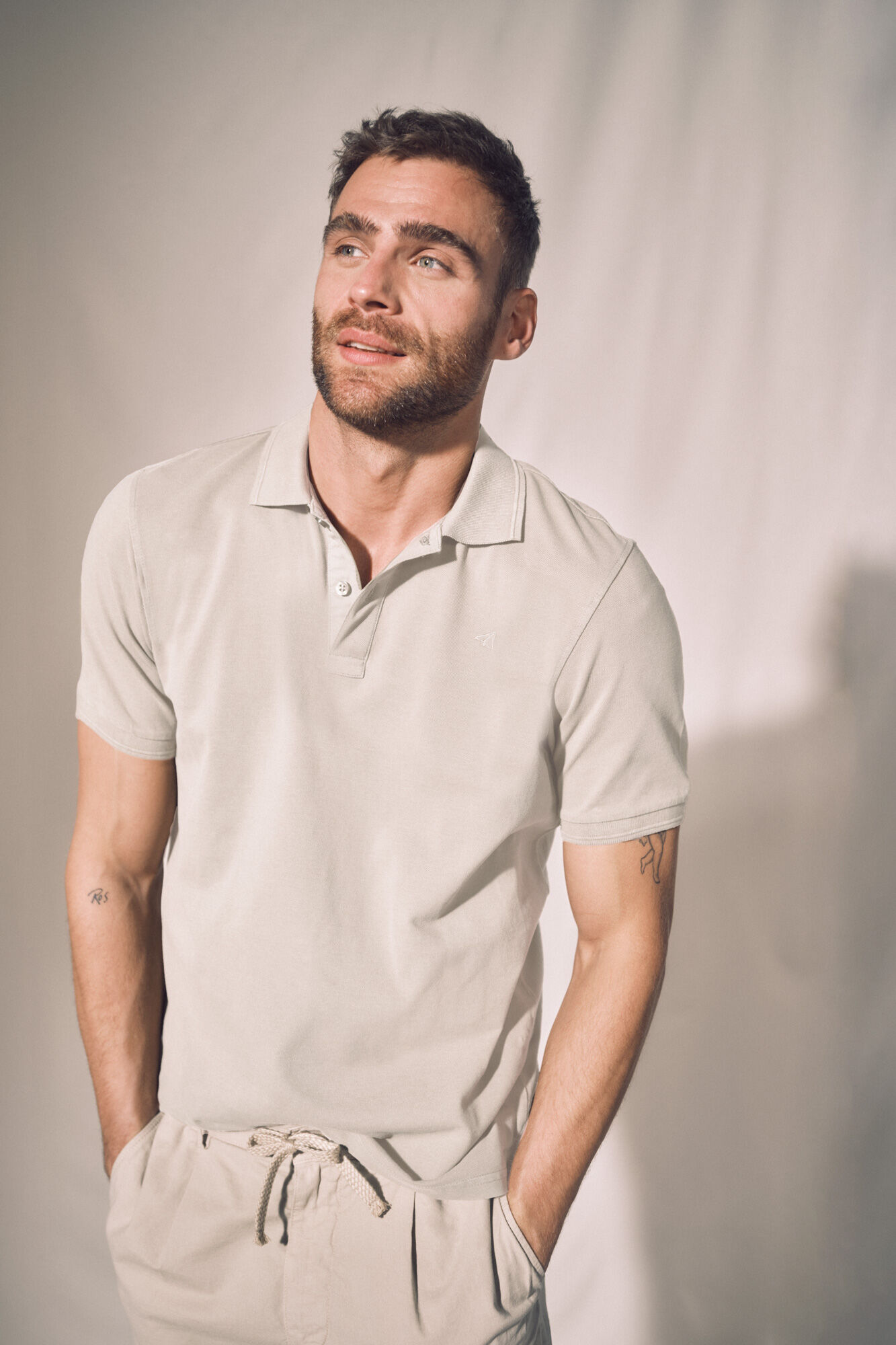 Camisa polo, piqué lavado, avião bordado - Cinza