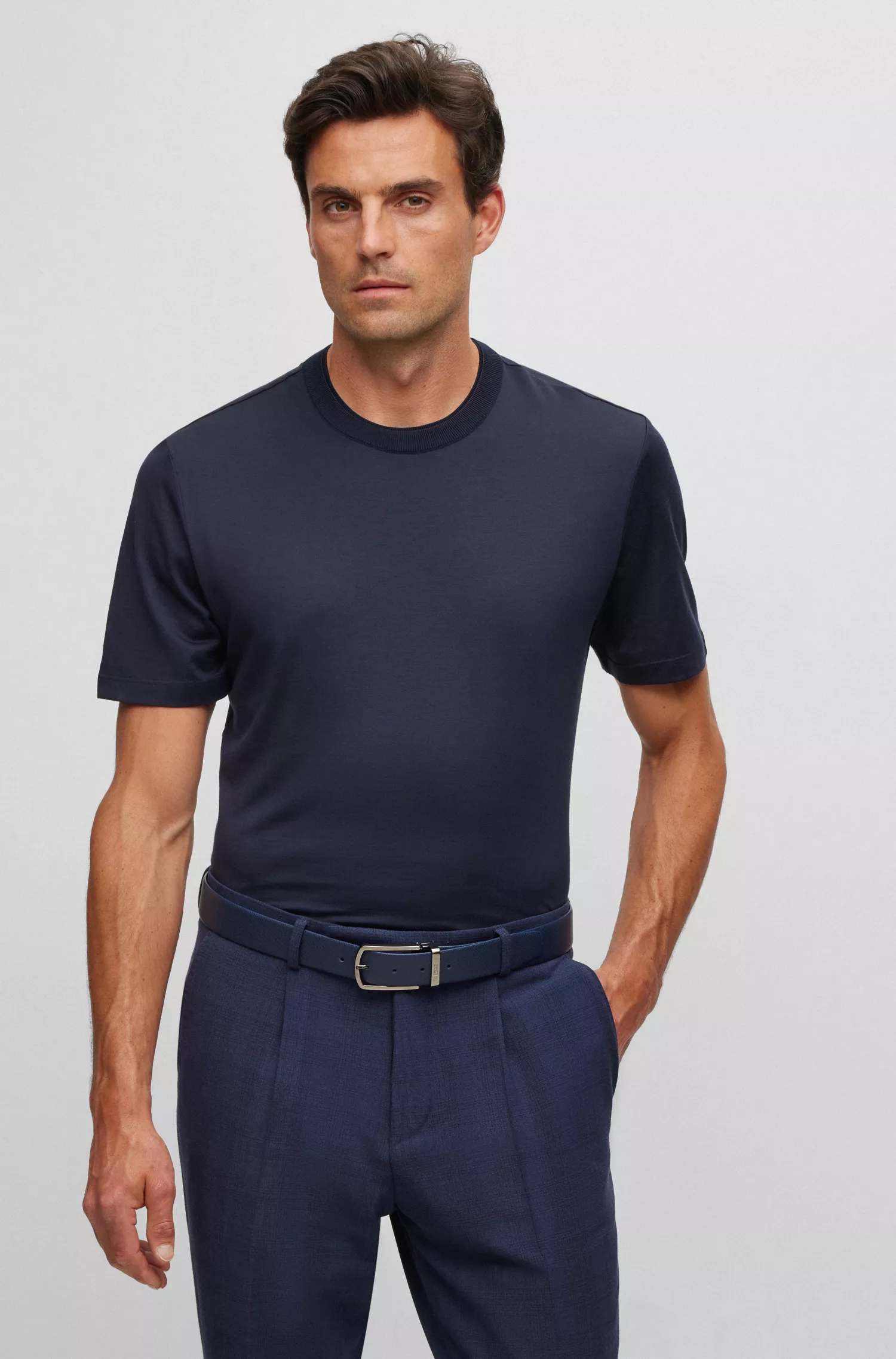 Camiseta BOSS em algodão e seda na cor camelo com listras finas e gola dupla.