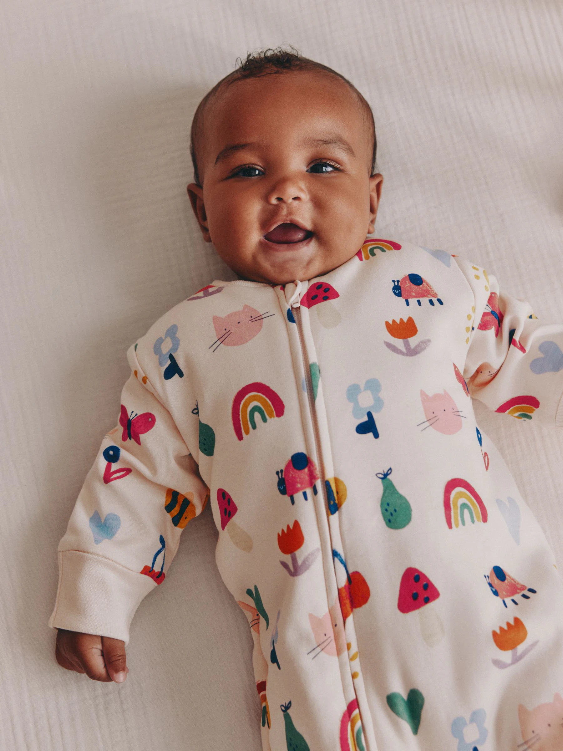Felgekleurd met figuurtjes - 2.5 TOG gewatteerde babypyjama