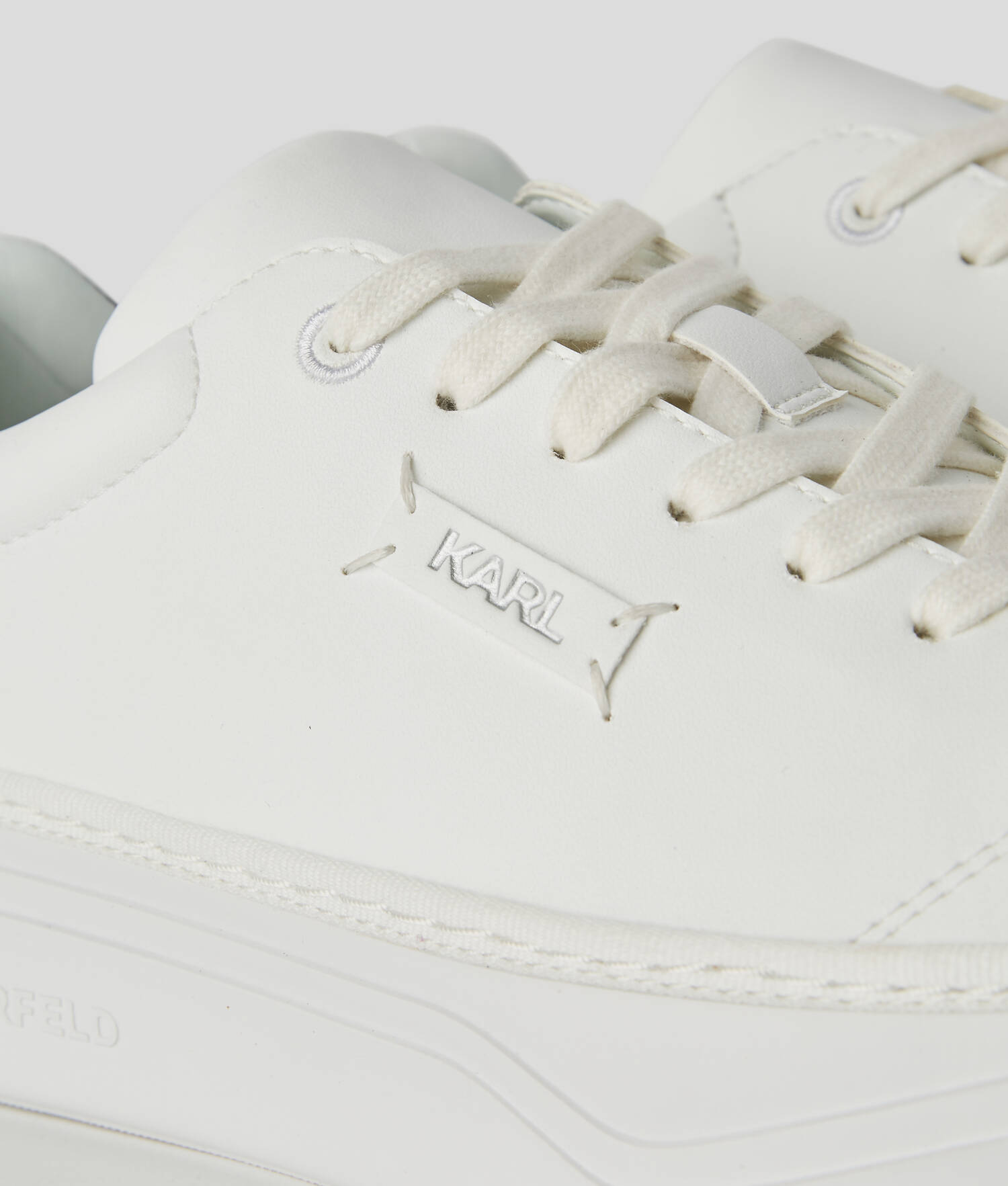 BASKETS KONVERT AVEC LOGO EN RELIEF