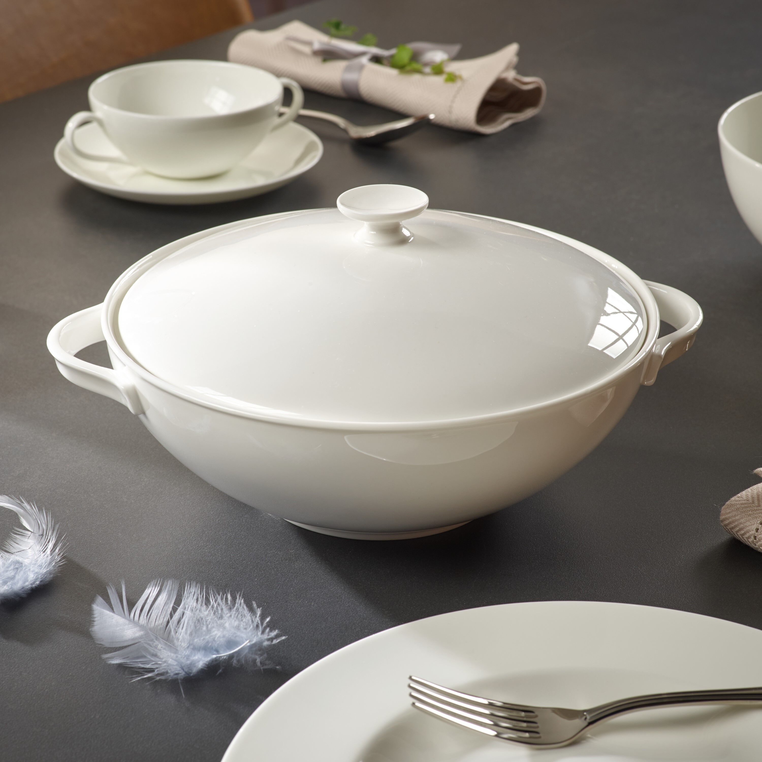 Anmut Tureen White, 50.8 oz, Premium Bone Porcelain