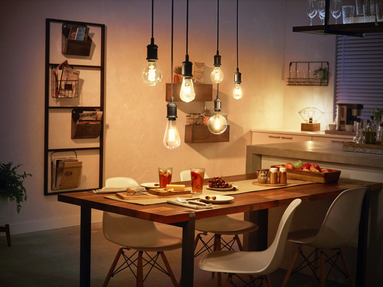 Philips Hue - E27 Filament G125 Globe - Warm White