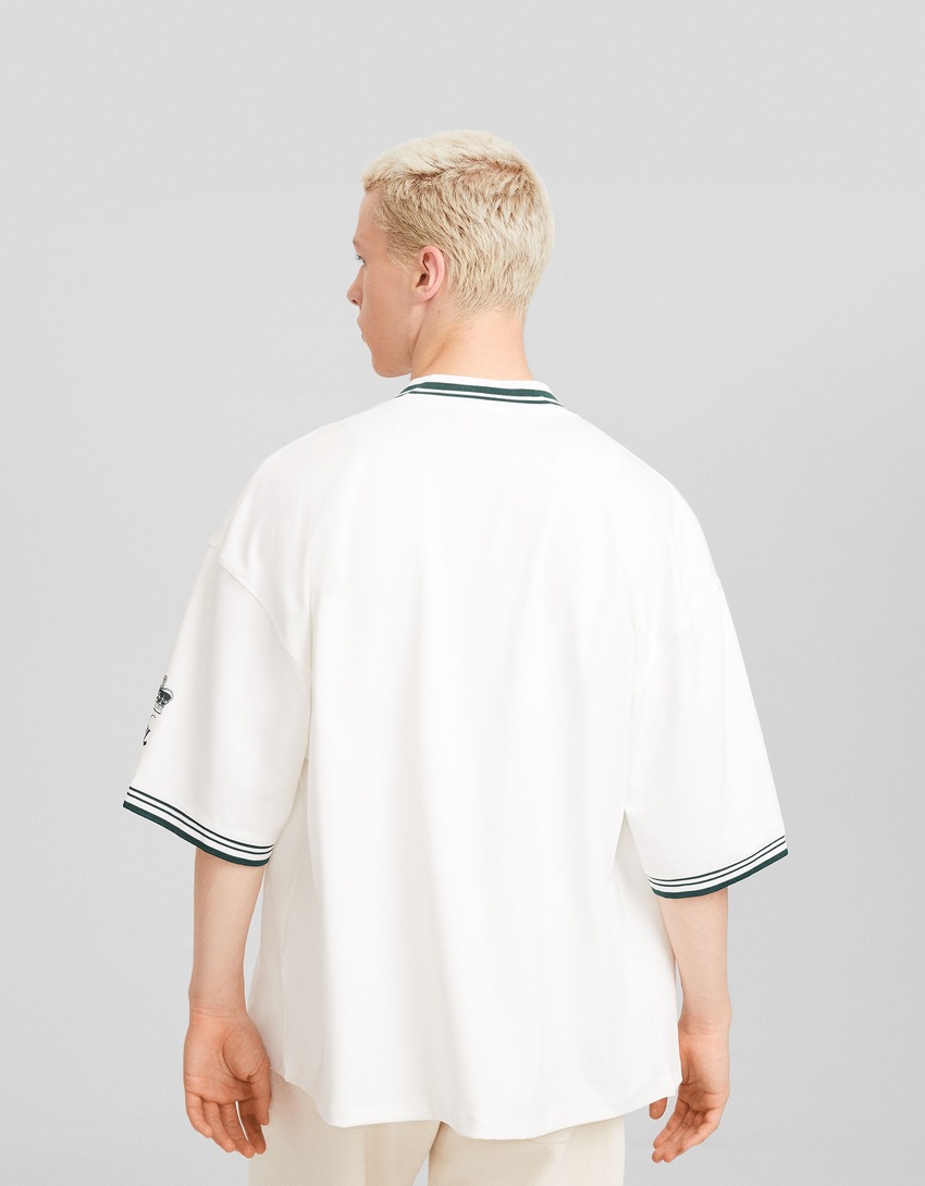 Camisa de manga curta em malha interlock com bordado.