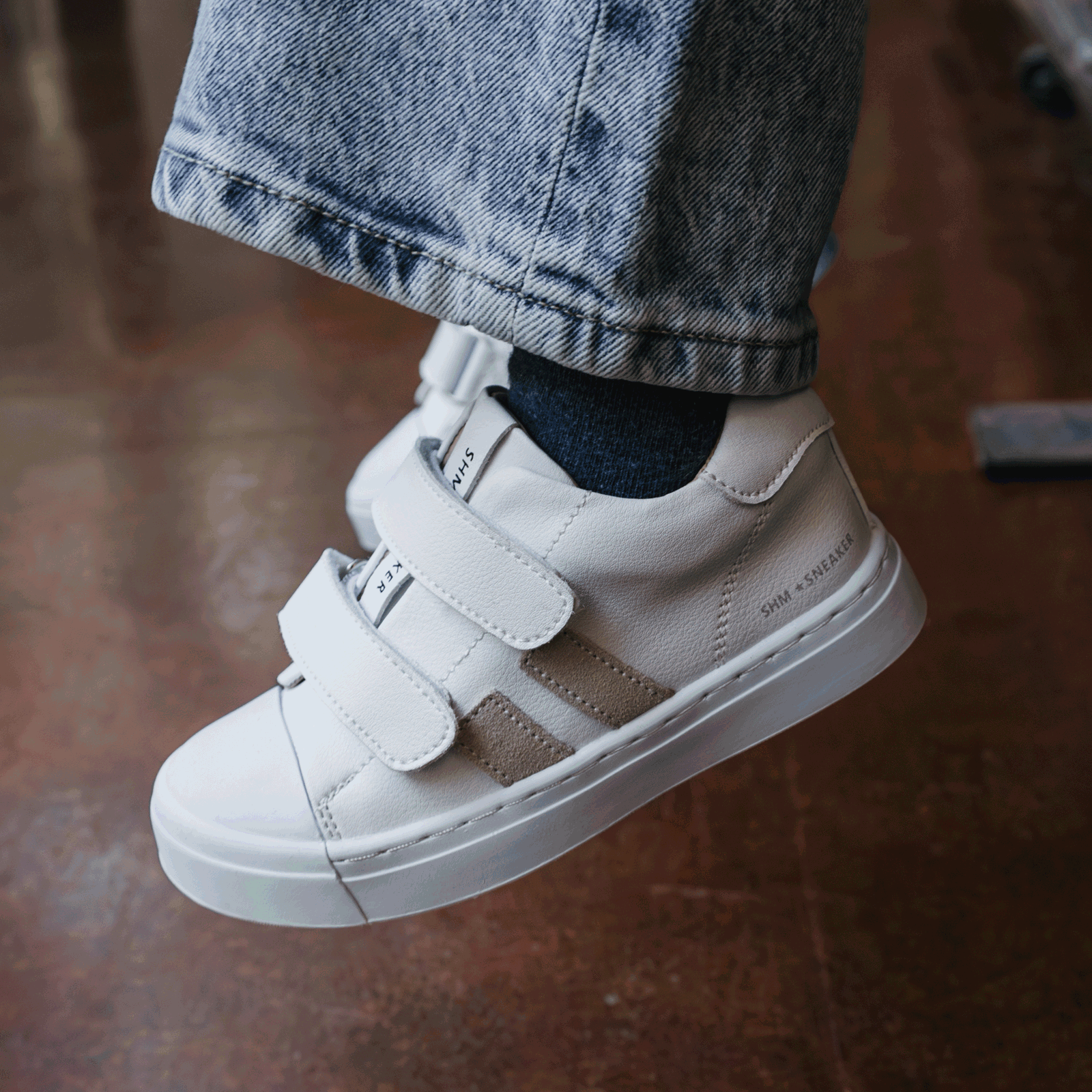 Shoesme weißer Sneaker mit grauen Streifen