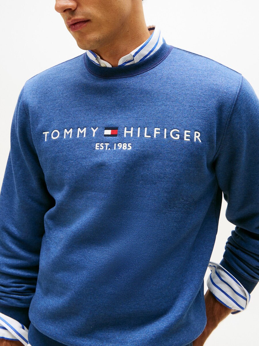 Suéter TOMMY HILFIGER com gola redonda e estampa na frente.