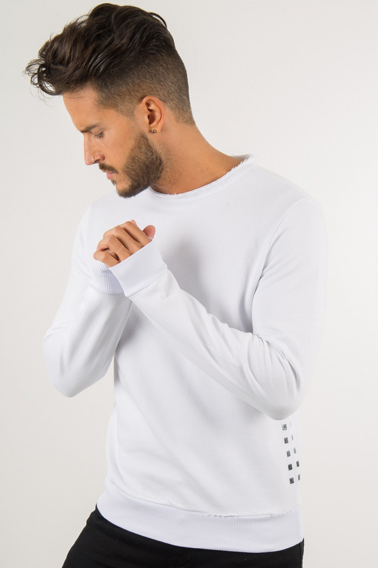 Pull blanc clouté