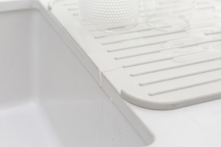 Tapis égouttoir à vaisselle en silicone Brabantia SinkSide gris clair
