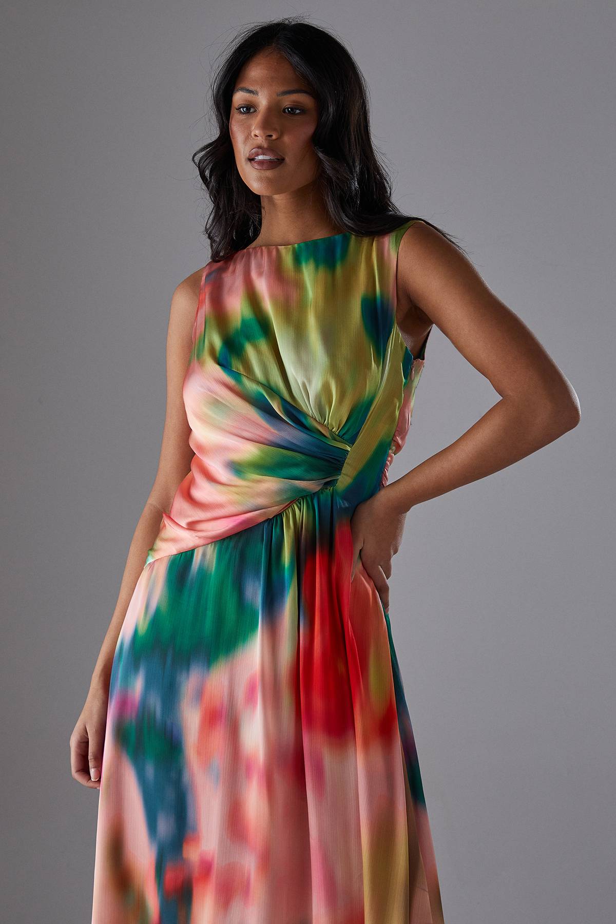 Warehouse Robe Midi Imprimée En Satin Sans Manches Avec Nœud Devant Et Ourlet Asymétrique