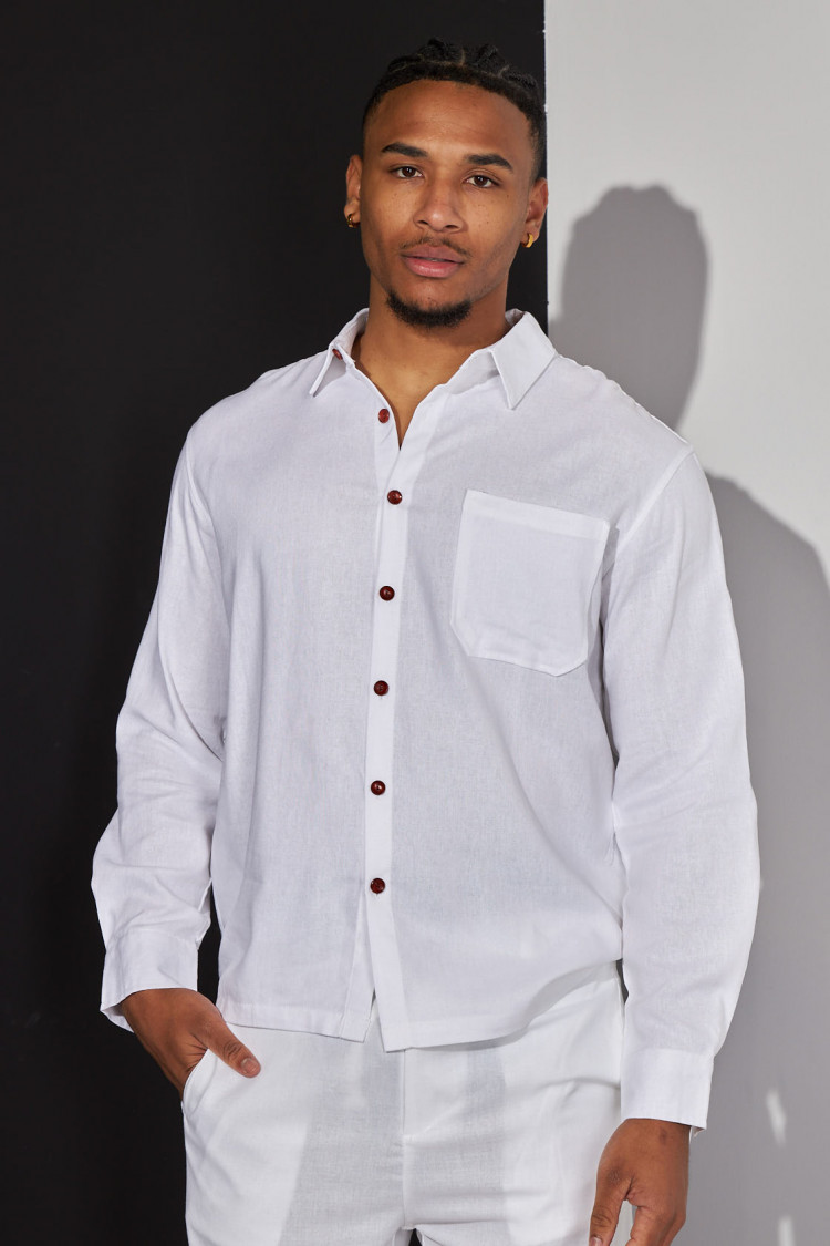 Chemise en lin blanche à boutons rouge