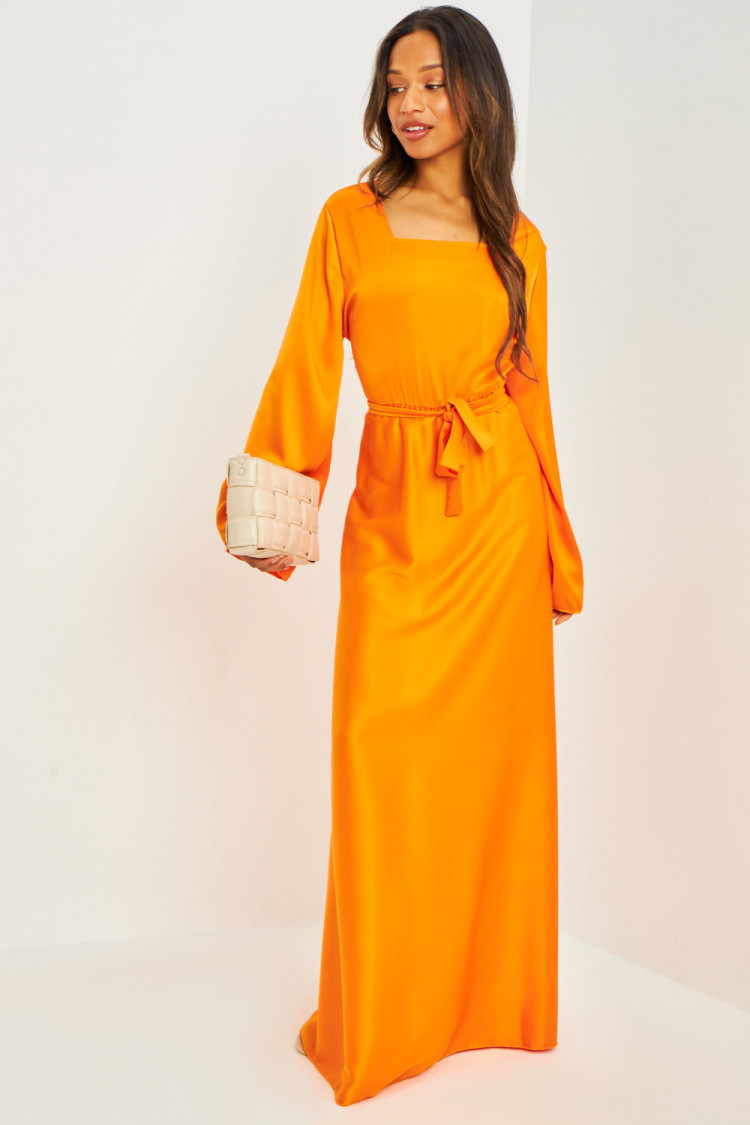 Robe orange longue satinée