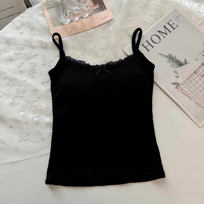 Alfie - Gewatteerde camisole top met kanten strikaccent