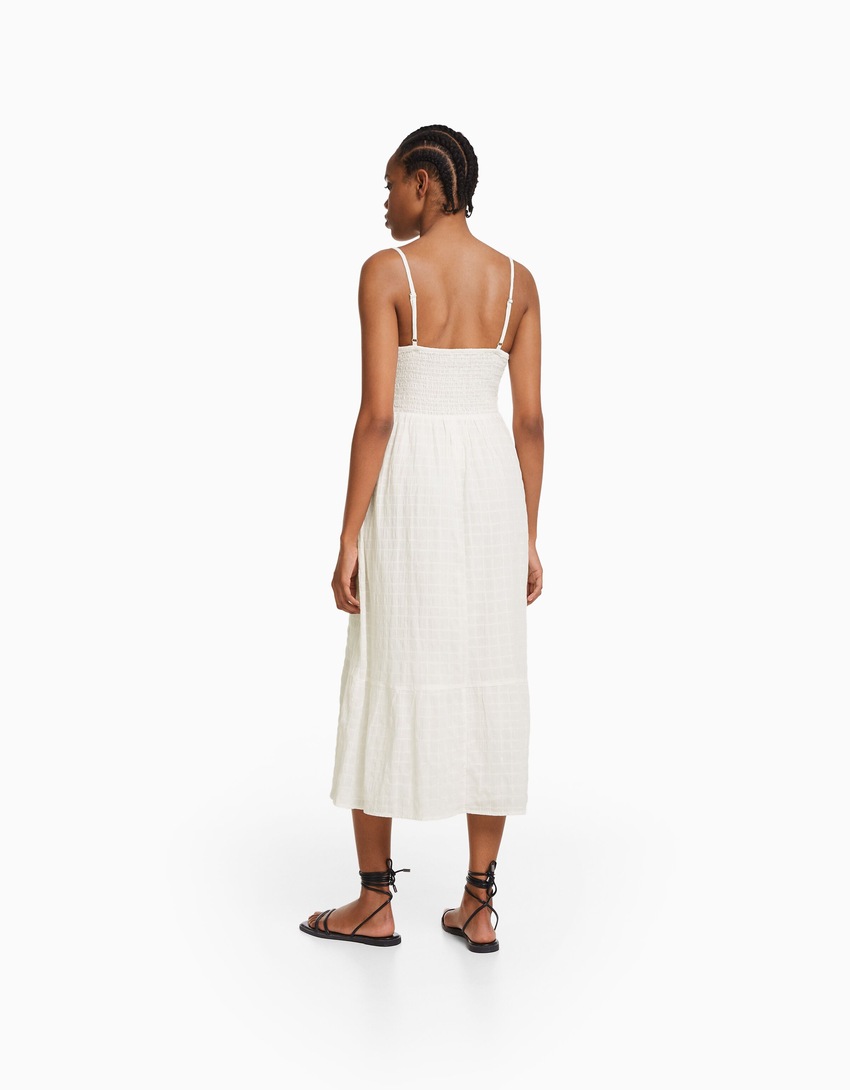 Vestido midi com alças finas, recortes e babados.
