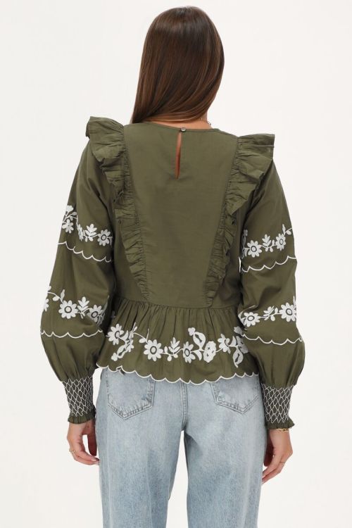 Donkergroene top met witte embroidery