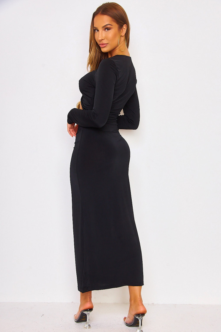 Robe longue noire ajourée moulante sur le ventre