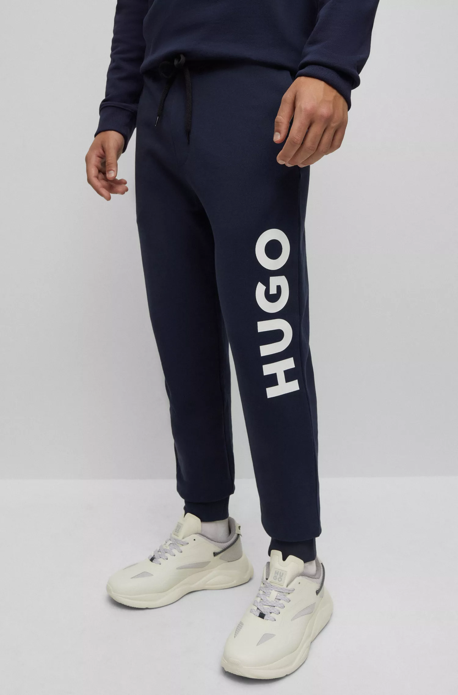Calça de fato de treino HUGO com punhos vermelhos em tecido felpudo francês e logótipo contrastante.