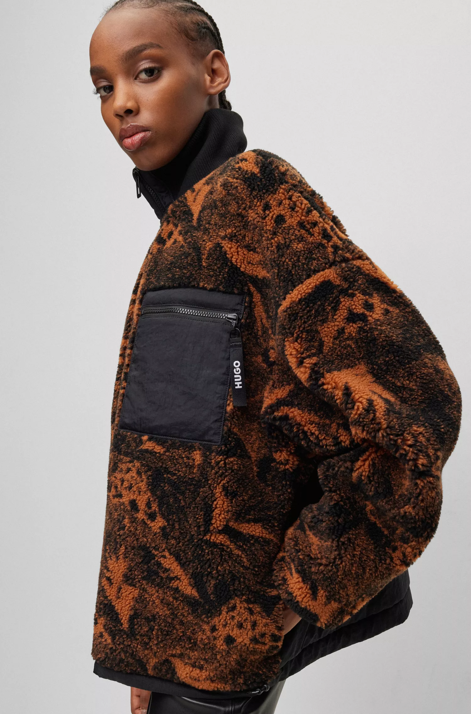 Jaqueta teddy estampada HUGO vermelha, modelagem relaxada e detalhes com o logotipo.