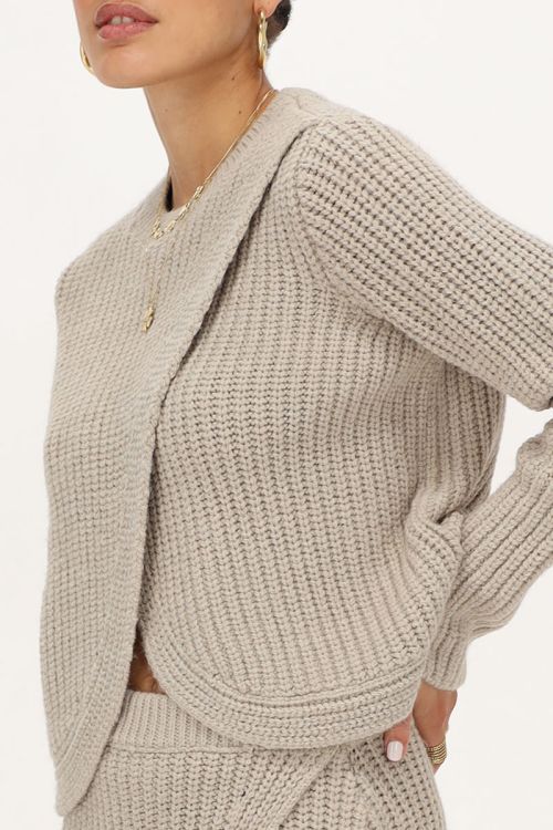 Beige gebreide trui met overslag