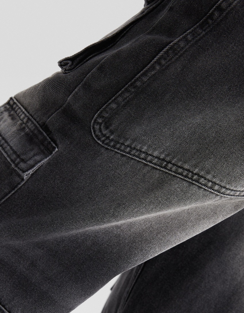 calça jeans cargo folgada multiuso