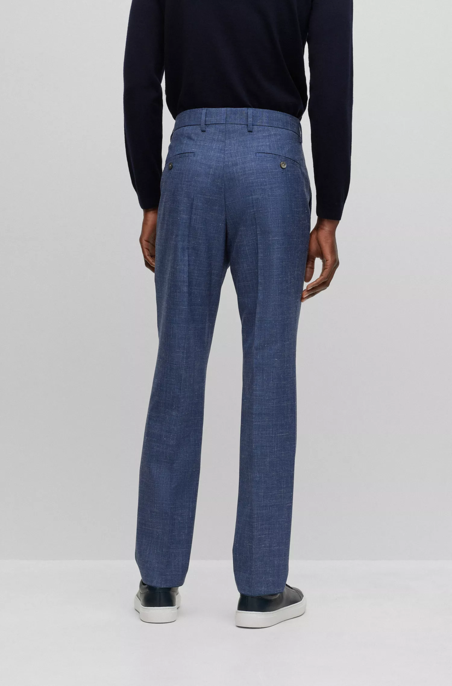 Terno BOSS preto slim fit em lã, seda tussah e linho.