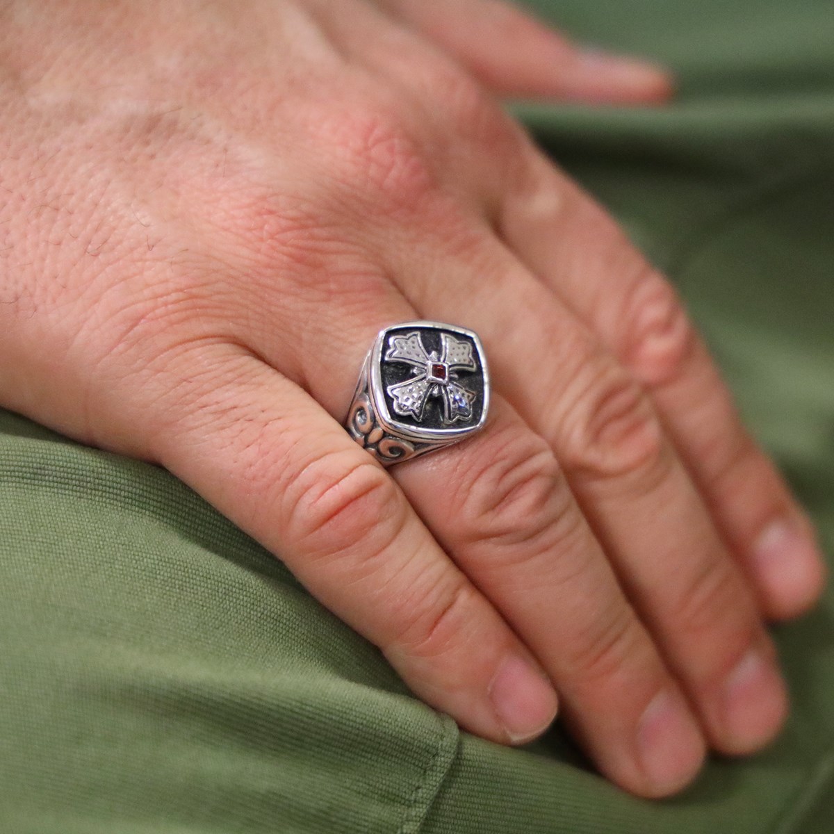 Bague Chevalière Homme Argent Croix De Malte Et Grenat