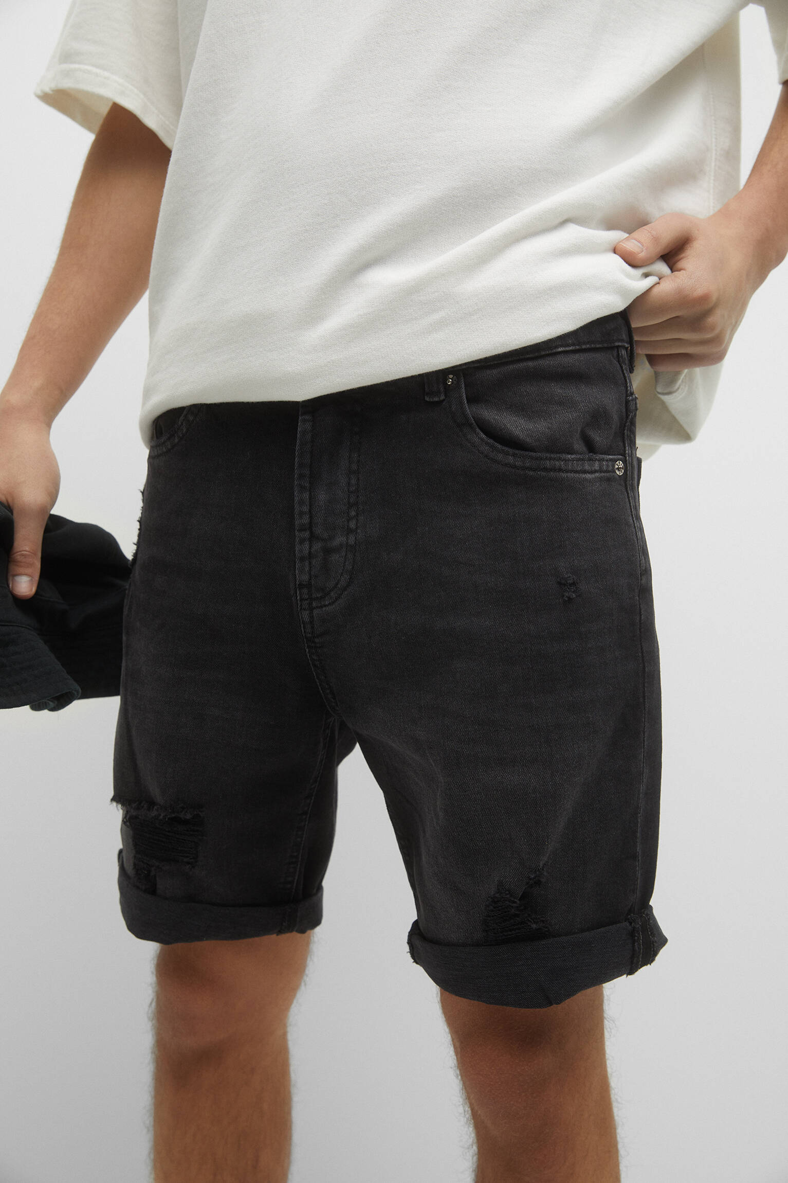 Bermuda jeans slim com detalhes rasgados - lavagem preta