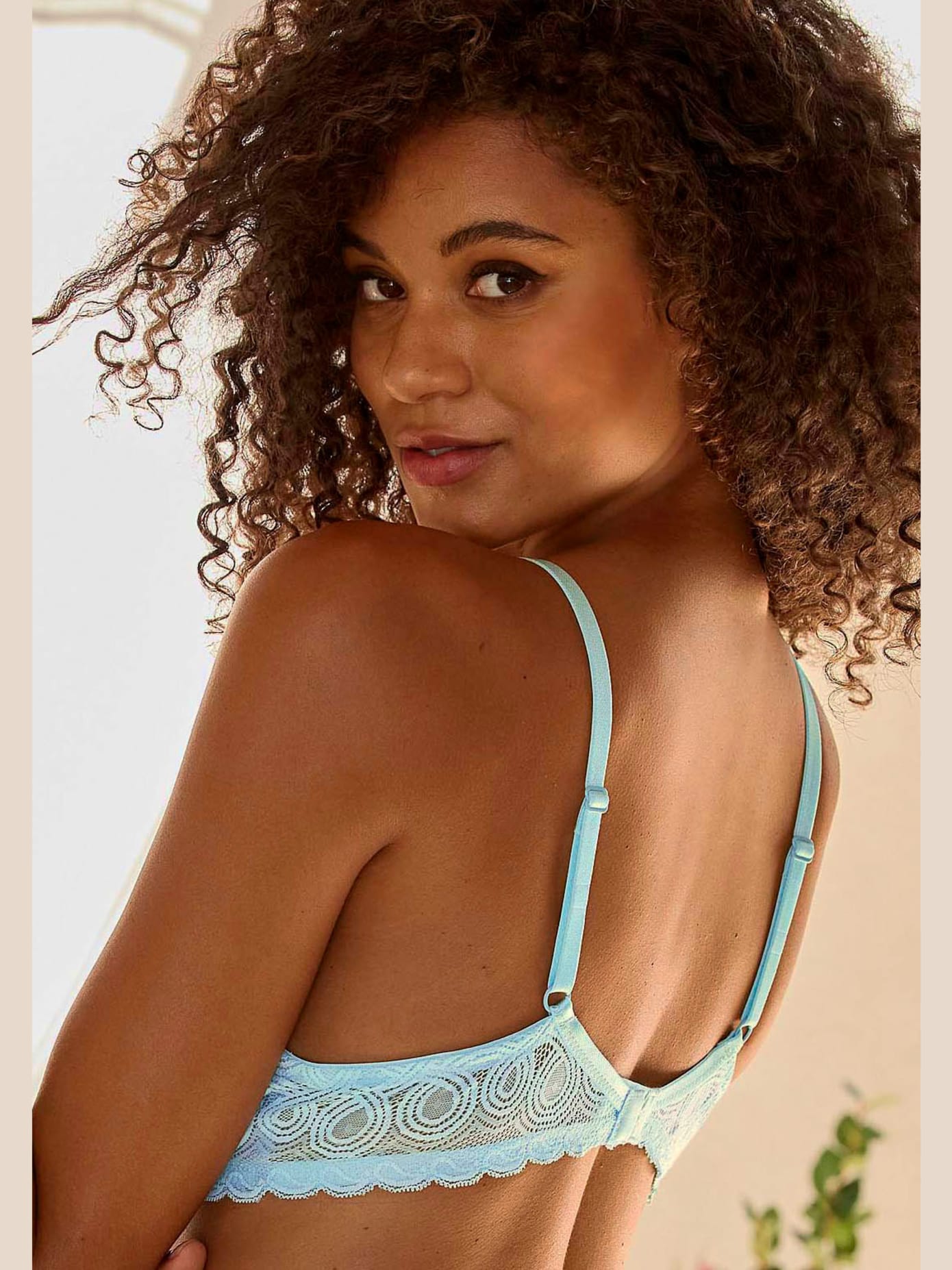 Soutien-gorge à armatures féminin avec laçage extravagant devant